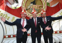 29678563-virgin-agrippina-andre-flaggenbruck-prince-boris-boris-mueller-and-bauer-marco-marco-snowfield-at-the-official-presentation-in-cologne-2lkhamc5vafe-1 Jungfrau Agrippina (Andre Fahnenbruck) l-r, Prinz Boris 1. (Boris Müller) und Bauer Marco (Marco Schneefeld) bei der offiziellen Vorstellung in Köln.