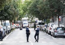 Lieferwagen fährt in belgischer Hauptstadt in Terrasse