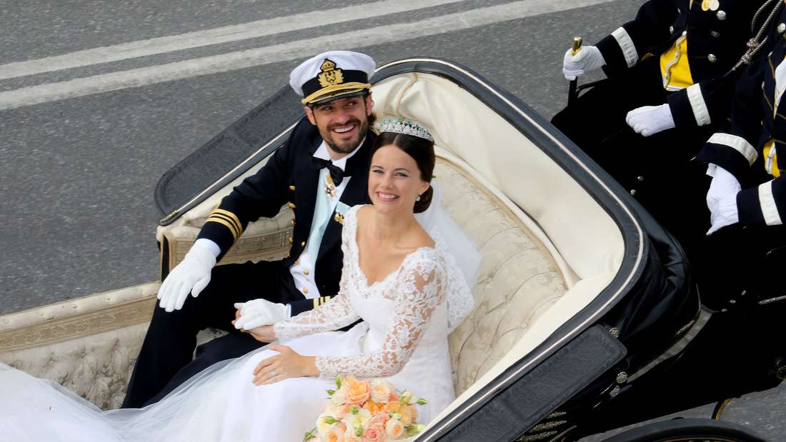 Prinz Carl Philip und Prinzessin Sofia von Schweden fahren nach ihrer Trauung in einer Kutsche.