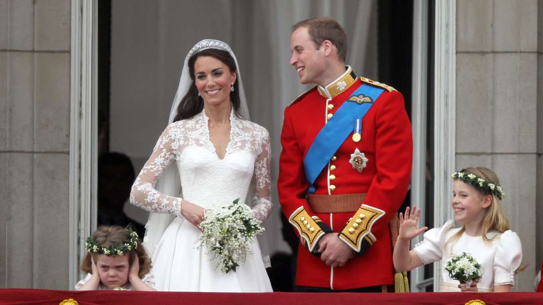William und Kate stehen nach ihrer Hochzeit auf dem Balkon des Buckingham-Palastes.