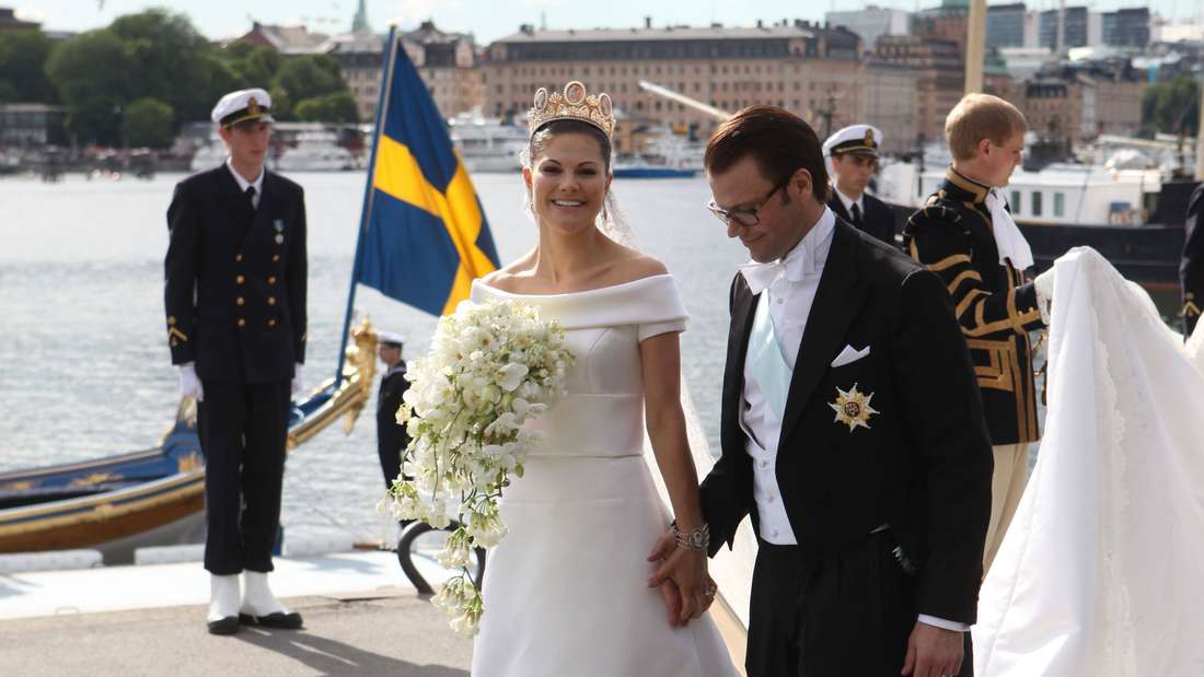 Kronprinzessin Victoria und Prinz Daniel von Schweden laufen nach ihrer Hochzeit Händchen haltend nebeneinander.