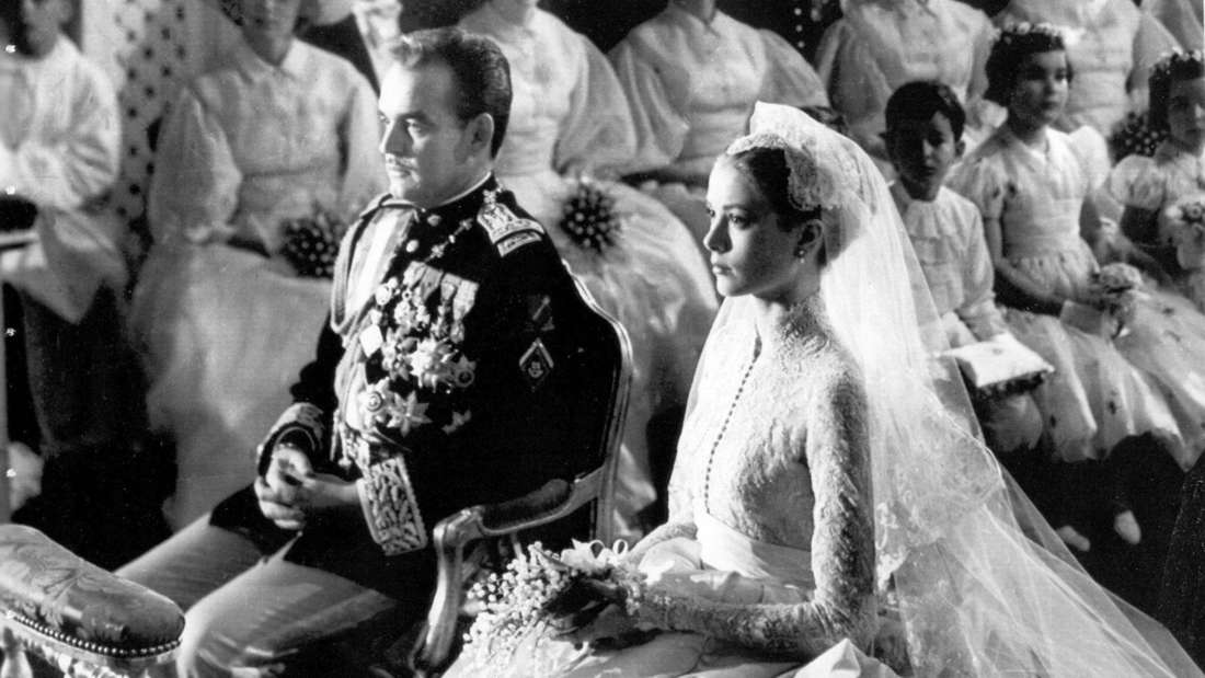 Fürstin Rainier III. und Fürstin Gracia Patricia von Monaco sitzen während ihrer kirchlichen Trauung nebeneinander.