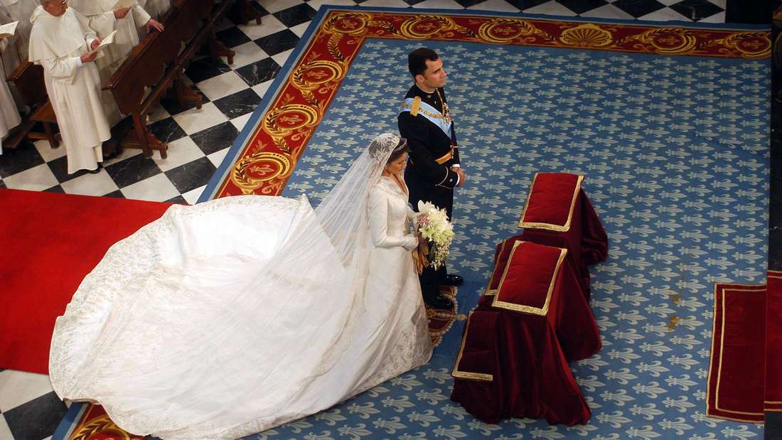 Kronprinz Felipe und Letizia von Spanien stehen bei ihrer Trauung in der Almudena Kathedrale nebeneinander.