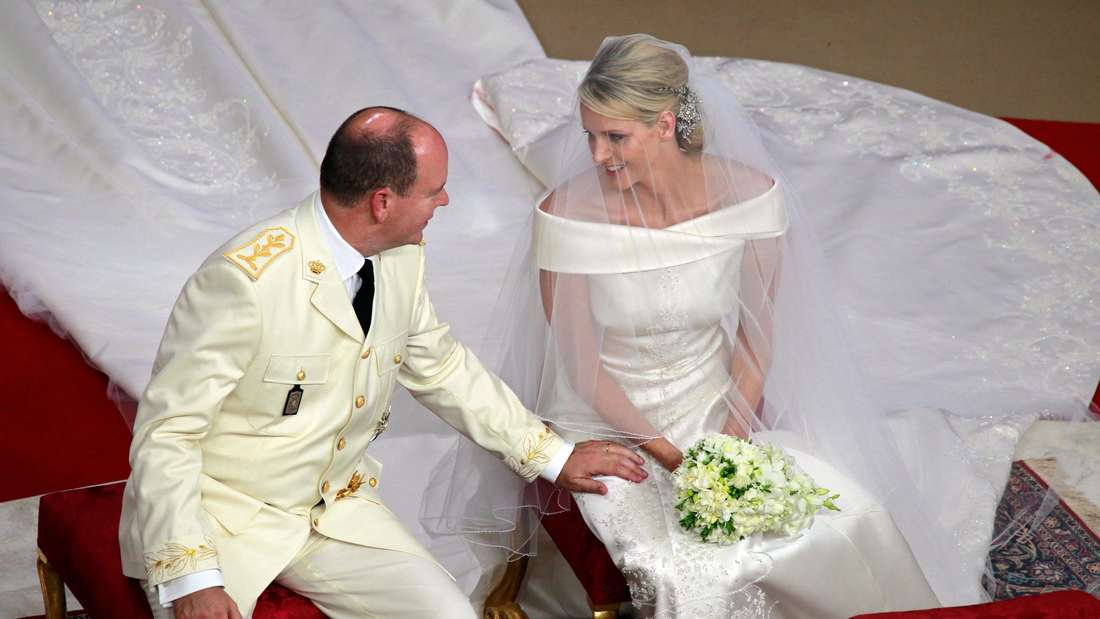 Fürst Albert II. und Fürstin Charlène von Monaco sprechen während ihrer Trauung miteinander.