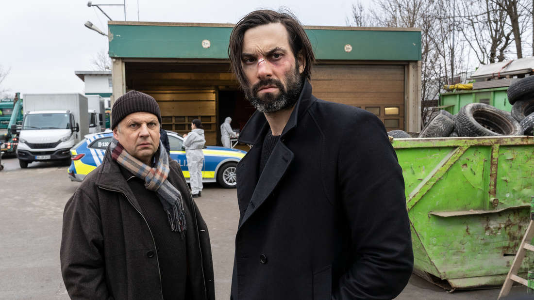 „Laim und das Hasenherz“: Lukas Laim (Max Simonischek) und Anton Simhandl (Gerhard Wittmann) stehen vor einem Polizeiwagen und schaue in die gleiche Richtung.