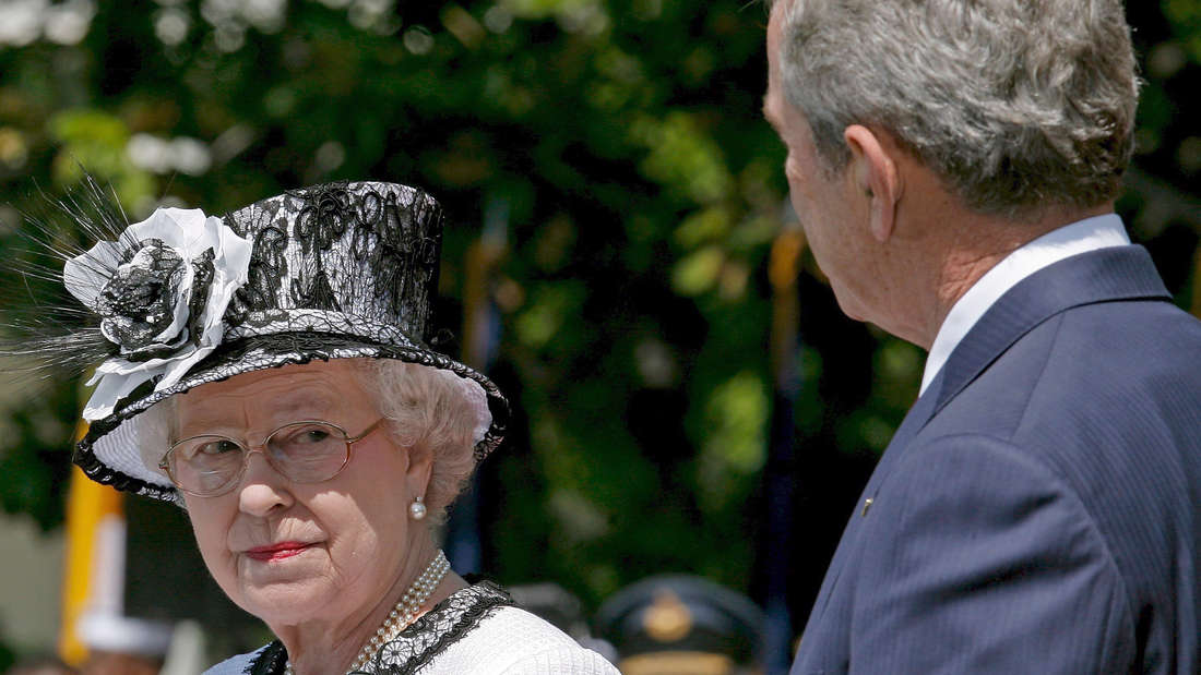 Der Blick Queen Elizabeths II. mit dem sie am sechsten Tag ihrer Amerika-Reise Präsident George W. Bush bedenkt, spricht Bände.