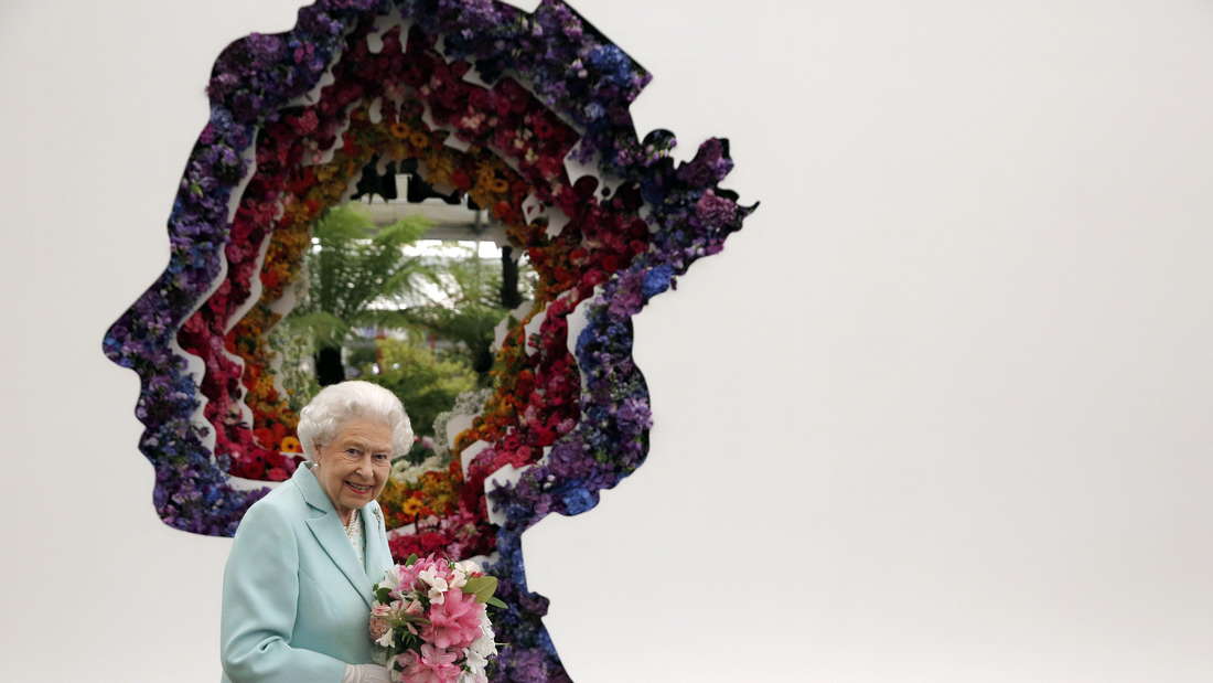 Queen Elizabeth II. zeigt sich zu Scherzen aufgelegt bei der Chelsea Flower Show 2016 in London