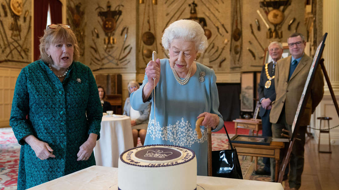 Queen Elizabeth II. hat unzählige Torten angeschnitten. Bei ihrer Jubiläumstorte gab’s zum „Anstich“ eine Portion feinsten königlichen Humor als Sahnehäubchen obendrauf.