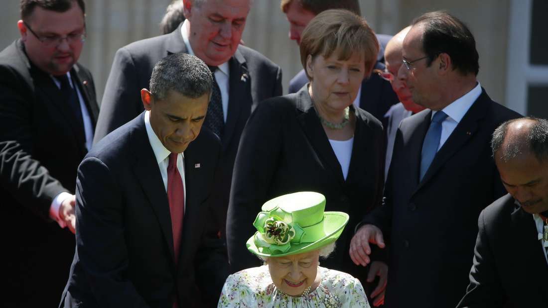 Präsident Barack Obama und ein weiterer Teilnehmer geleiten die Queen die Treppe hinab zum Gruppenfoto.