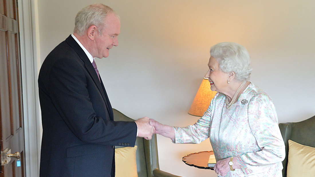 Der erste stellvertretende Minister Martin McGuinness begrüßte Queen Elizabeth 2016 im Hillsborough Castle in Belfast.