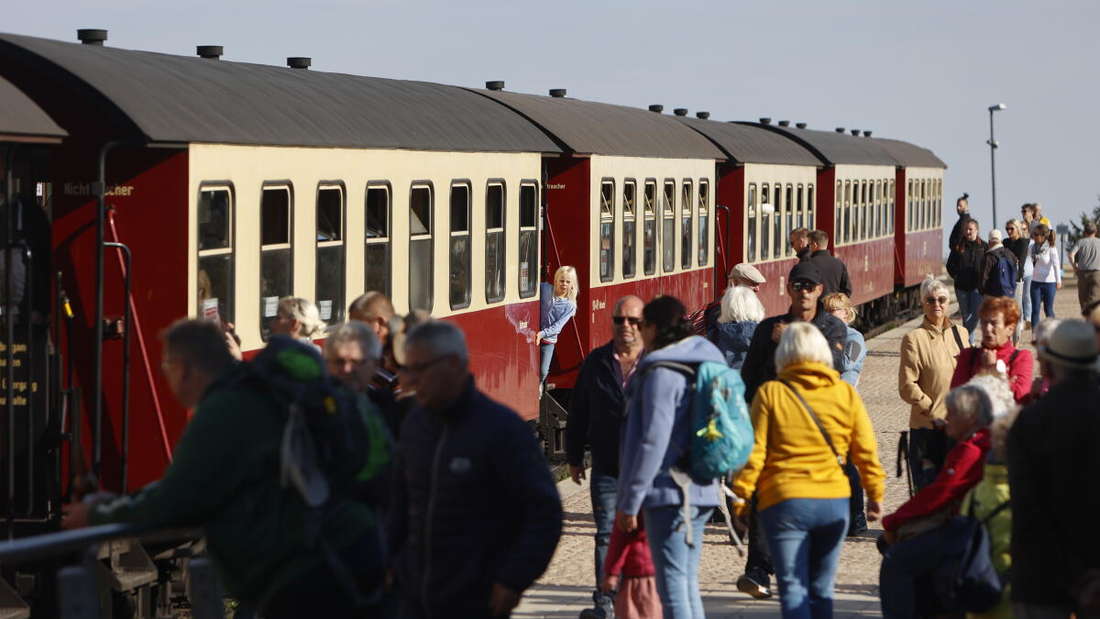 evakuierung touristen ausflügler wanderer hotelgäste gipfel harz schmalspurbahn