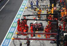 Carlos Sainz, Ferrari F1-75, in the pits