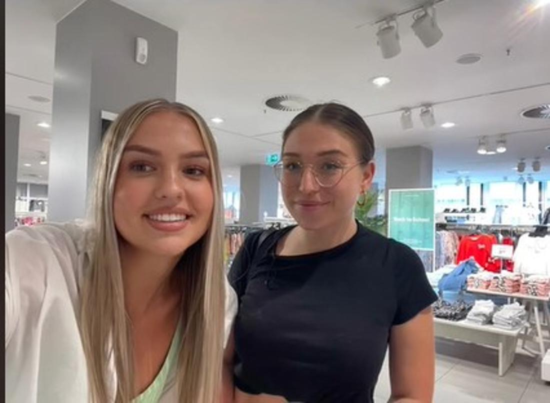 29781895-selfie-of-influencer-joline-and-bibi-classen-2lotduskqcbg Selfie von Influencerin Joline und Bibi Claßen.