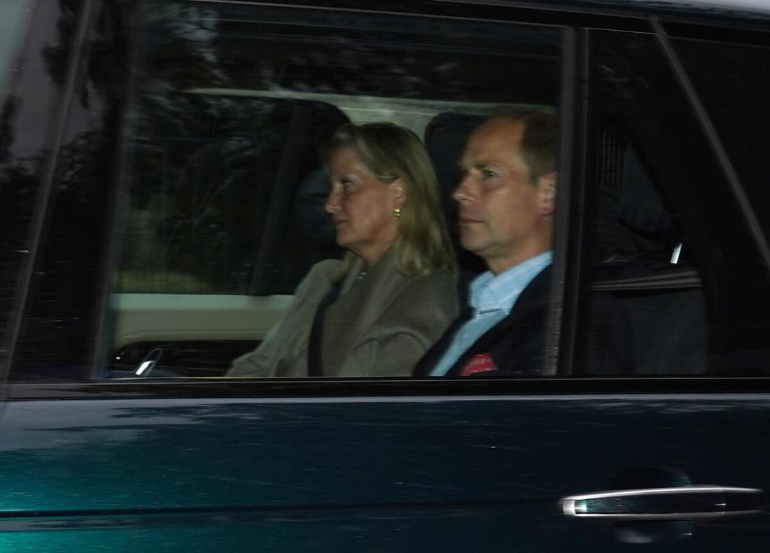 Großbritannien, Balmoral: Der Earl und die Countess of Wessex treffen in einem vom Herzog von Cambridge gefahrenen Auto in Schottland ein, wo die Königin unter ärztlicher Aufsicht steht.