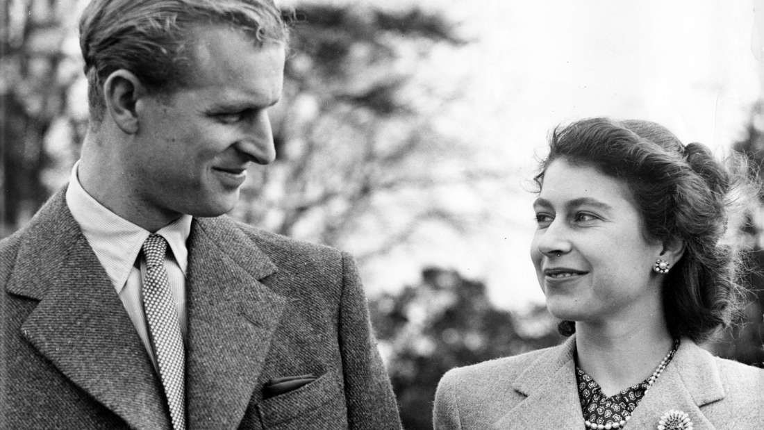 Prinz Philip blickt auf seine Frau Queen Elizabeth II. während den Flitterwochen