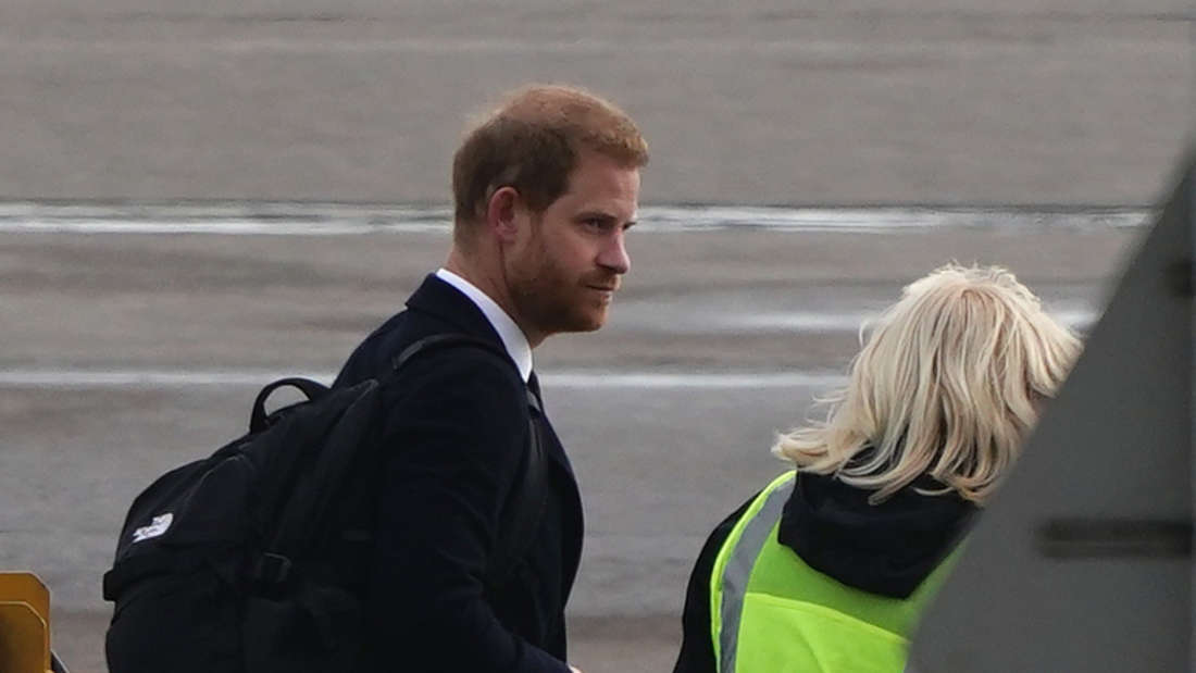 Prinz Harry, Herzog von Sussex, geht auf dem Vorfeld des Flughafen zu einem Flugzeug, das ihn von Schottland nach London bringt. Die britische Königin Elizabeth II. ist am 08.09.2022 im Alter von 96 Jahren auf ihrem Landsitz in Schottland gestorben.