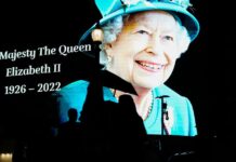 29801429-people-walk-past-an-image-of-queen-elizabeth-ii-being-projected-onto-a-large-screen-at-piccadilly-circus-after-her-death-2qjdfgdupxfe- 1 Menschen gehen an einem Bild von Königin Elizabeth II. vorbei, das nach ihrem Tod auf eine große Leinwand am Piccadilly Circus projiziert wird.
