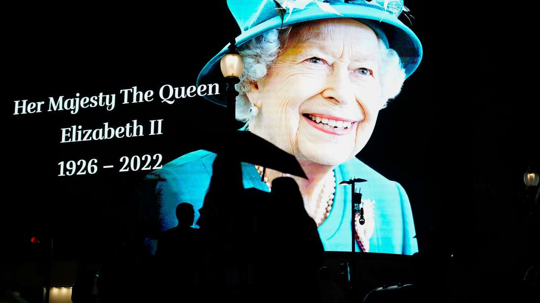 29801429-people-walk-past-an-image-of-queen-elizabeth-ii-being-projected-onto-a-large-screen-at-piccadilly-circus-after-her-death-2qjdfgdupxfe Menschen gehen an einem Bild von Königin Elizabeth II. vorbei, das nach ihrem Tod auf eine große Leinwand am Piccadilly Circus projiziert wird.