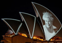 Das Opernhaus von Sydney ist zum Gedenken mit einem Porträt von Königin Elisabeth II. beleuchtet.