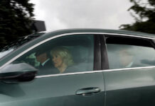 Der neue König Charles III. (r) und seine Frau Camilla verlassen in einem Fahrzeug ihren schottischen Landsitz Birkhall. Die britische Königin Elizabeth II. ist am 08.09.2022 im Alter von 96 Jahren auf ihrem Landsitz in Schottland gestorben.