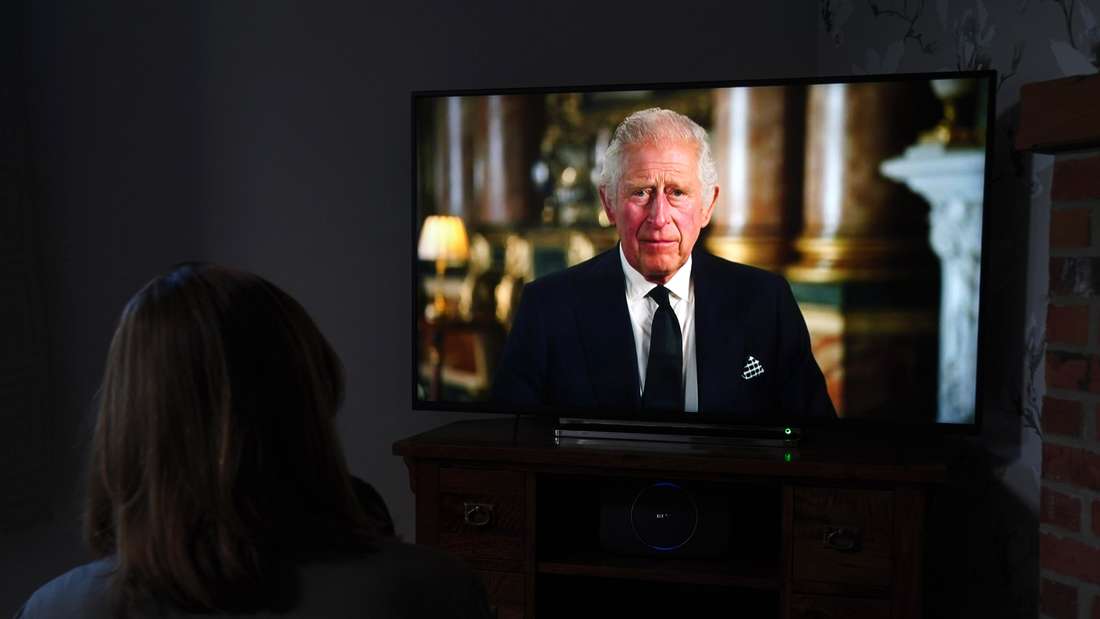 29809473-a-child-watches-the-transmission-of-king-charles-iii-first-address-to-the-nation-after-the-death-of-queen-elizabeth-ii-2rwq8977oyfe Ein Kind verfolgt die Übertragung der ersten Ansprache von König Charles III. an die Nation nach dem Tod von Königin Elizabeth II.