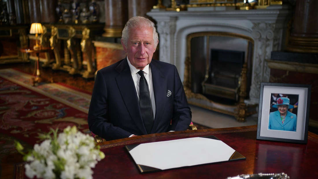 Der britische König Charles III. hält nach dem Tod von Königin Elisabeth II. im Buckingham Palace seine erste Ansprache.