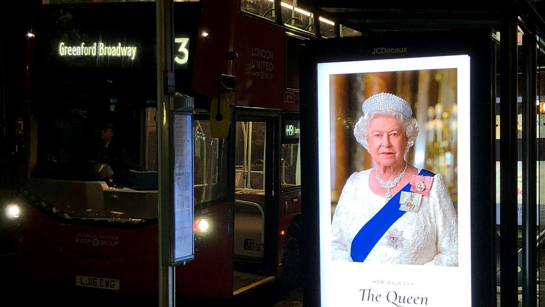 Eine Leuchtreklame an einer Bushaltestelle an der Chiswick High Road zeigt eine Aufnahme von Königin Elizabeth II. mit den Jahreszahlen 1926-2022.