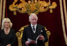 Camilla, Queen Consort, hört zu, wie König Charles III. nach der Proklamation zum König eine kurze Rede hält.