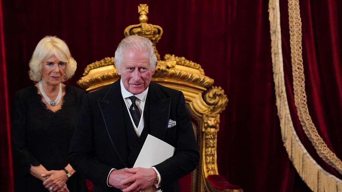 König Charles III. mit seiner Ehefrau Königsgemahlin Camilla während der Proklamationszeremonie am Samstag.