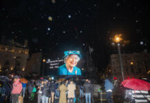 Menschen versammeln sich in Andenken an Queen Elizabeth II.