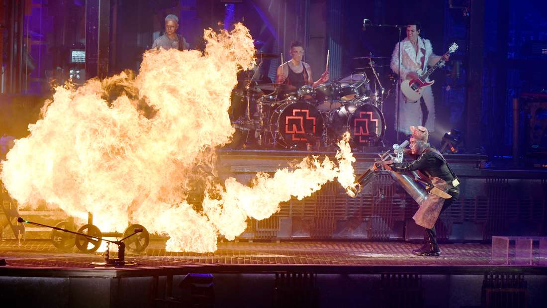 Till Lindemann mit einem Flammenwerfer auf einem Rammstein Konzert