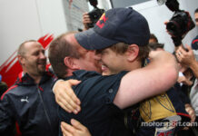 Ganador de la pole position Sebastian Vettel celebra con el equipo
