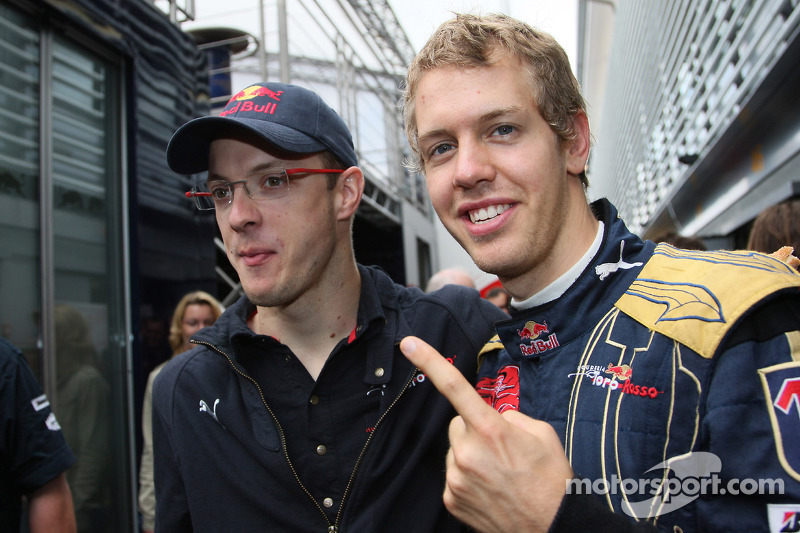 Ganador de la pole position Sebastian Vettel celebra con Sébastien Bourdais