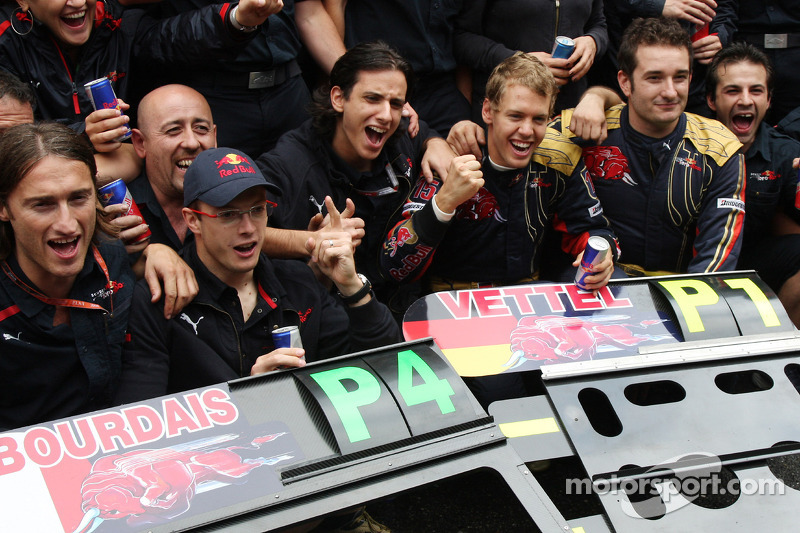 Ganador de la pole position Sebastian Vettel celebra con Sébastien Bourdais y el equipo