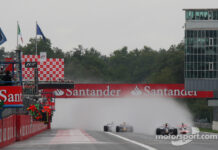 La salida con Sebastian Vettel, Scuderia Toro Rosso, STR03 y Heikki Kovalainen, McLaren Mercedes, MP4-2 liderando