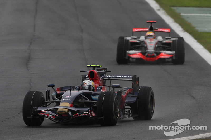 Sebastian Vettel, Scuderia Toro Rosso, STR03 por delante de Lewis Hamilton, McLaren Mercedes, MP4-23