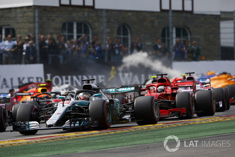 Lewis Hamilton, Mercedes AMG F1 W09, leads Sebastian Vettel, Ferrari SF71H, and the remainder of the field as Fernando Alonso, McLaren MCL33, crashes out in the background