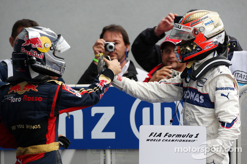 Ganador de la carrera Sebastian Vettel celebra con Robert Kubica