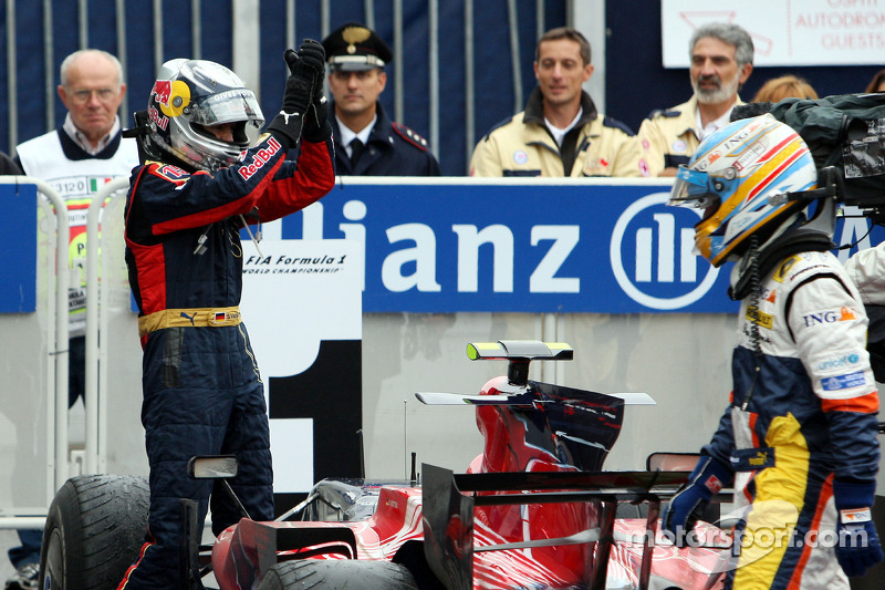Ganador de la carrera Sebastian Vettel celebra con Fernando Alonso