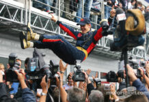Ganador de la carrera Sebastian Vettel celebra con miembros del equipo Scuderia Toro Rosso