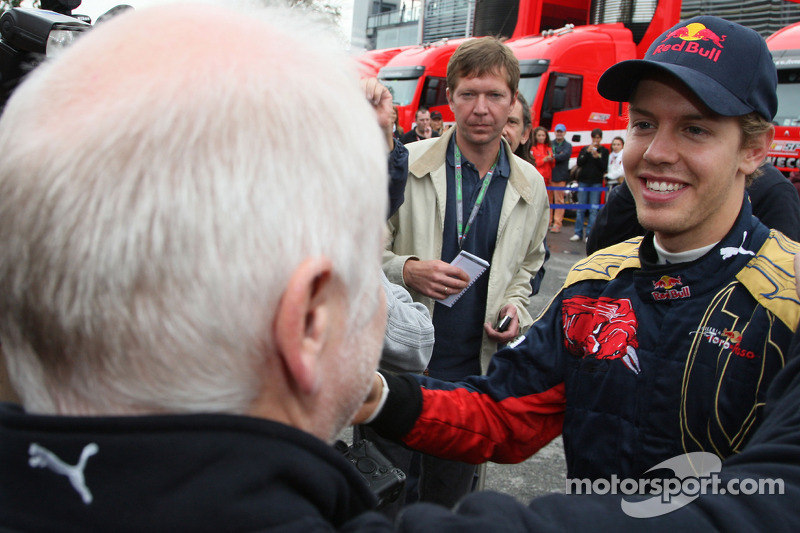 Ganador de la carrera Sebastian Vettel celebra con su padre Norbert Vettel