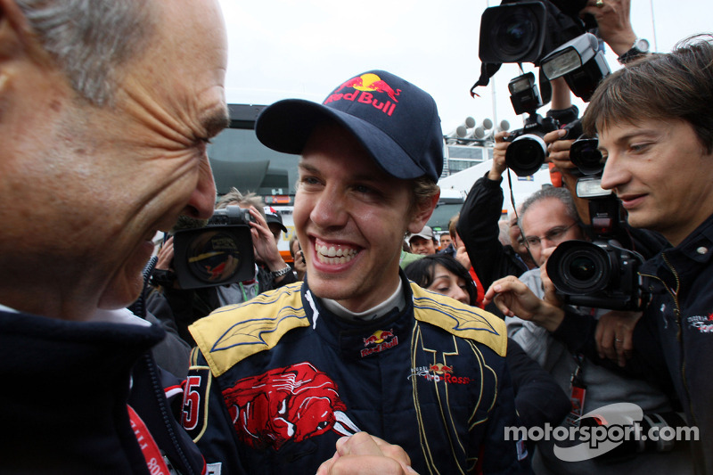 Ganador de la carrera Sebastian Vettel celebra con Peter Sauber