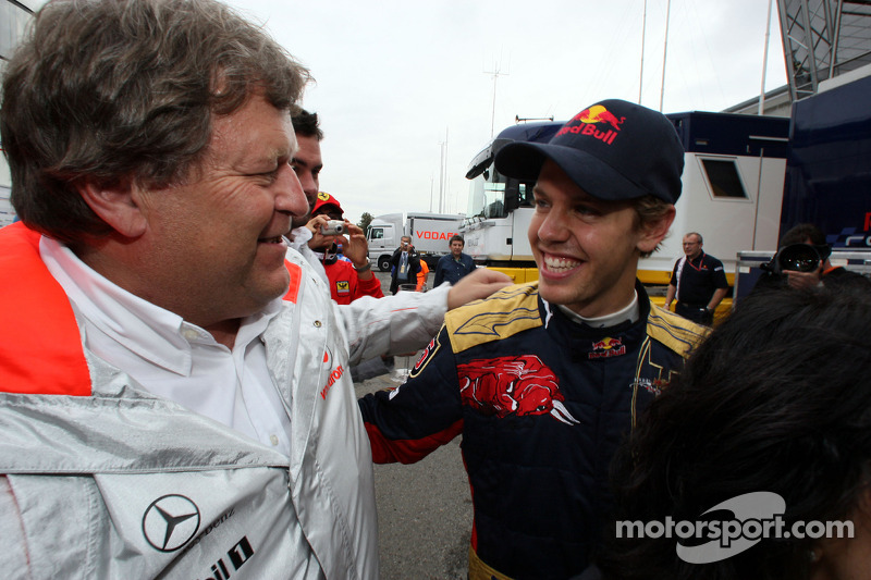 Ganador de la carrera Sebastian Vettel celebra con Norbert Haug