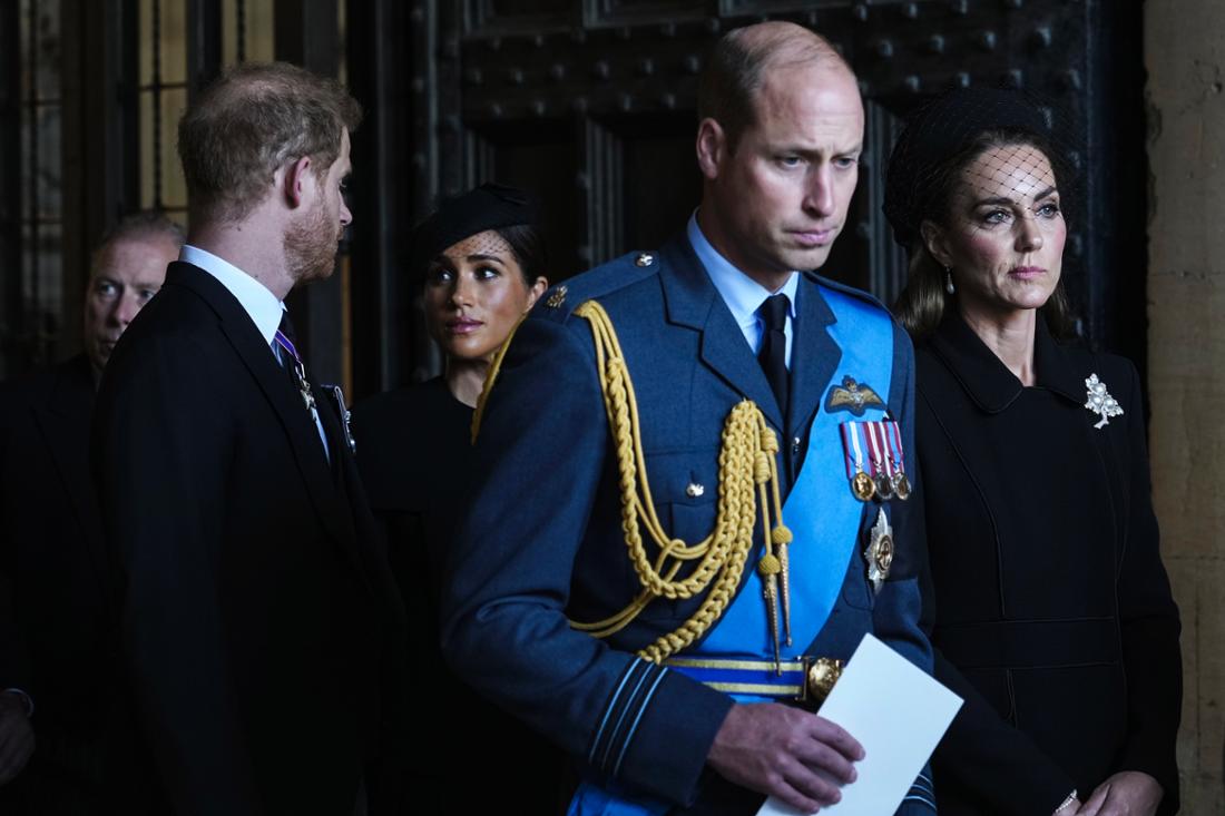 29849316-meghan-markle-and-prince-harry-get-to-comfort-each-other-while-the-other-royals-have-to-pay-acceptance-to-the-record-2ehanec8jnbg Meghan Markle und Prinz Harry können sich gegenseitig Trost spenden, während die anderen Royals dem Protokoll Genüge tun müssen.