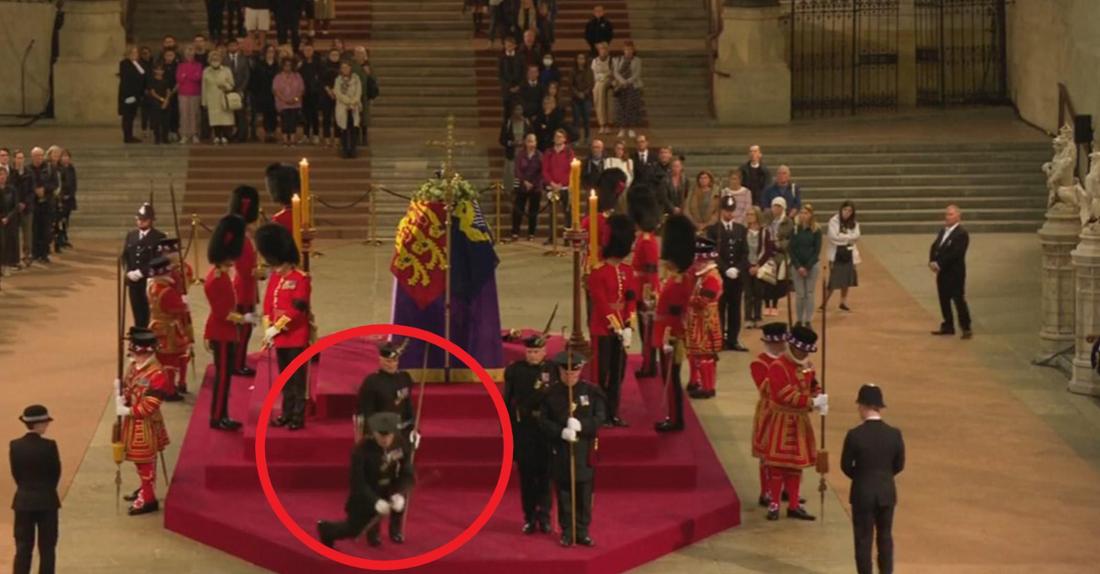 29849223-at-queen-elizabeth-ii-wake-a-guard-collapses-2hyqcda7mdbg Bei Queen Elizabeths II. Totenwache bricht ein Wachmann zusammen