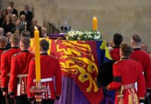 29851511-queen-funeral-elizabeth-dead-coffin-london-funeral-service-westminster-hall-london-britain-royals-2kcmx4a6izfe-1 Der Sarg der Queen wird bis zur Beerdigung in der Westminster Hall aufgebahrt.