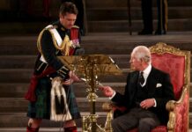 König Charles III. sitzt in der Westminster Hall in London