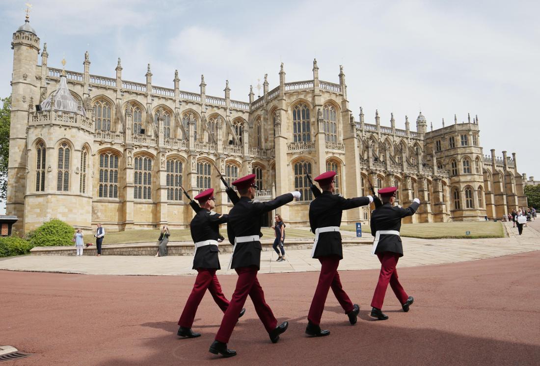 Gardisten der Royal Hussars marschieren an der St. George‘s Chapel auf Windsor Castle vorbei