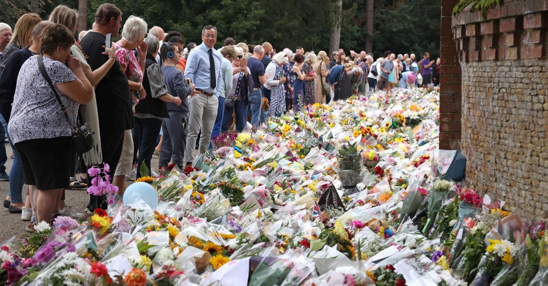 29850996-at-sandringham-many-mourners-laid-flowers-for-queen-elizabeth-ii-2inpstdzjlbg In Sandringham legten etliche Trauerende Blumen für Queen Elizabeth II. nieder