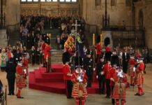 Der Sarg der Queen wird bis zur Beerdigung in der Westminster Hall aufgebahrt.